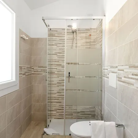 Sardegna E - New 招待所 3*